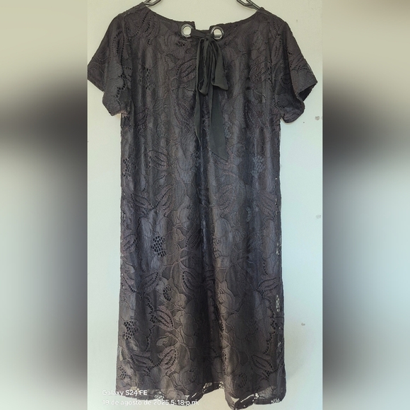 Elegant Black Lace Dress - Picture 2 of 3